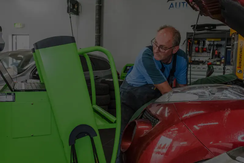 Monteur met het aircostation in de werkplaats